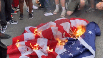 美国抗议者齐聚白宫外焚烧国旗。（图源：路透社）