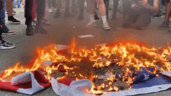 美国抗议者齐聚白宫外焚烧国旗图源：路透社