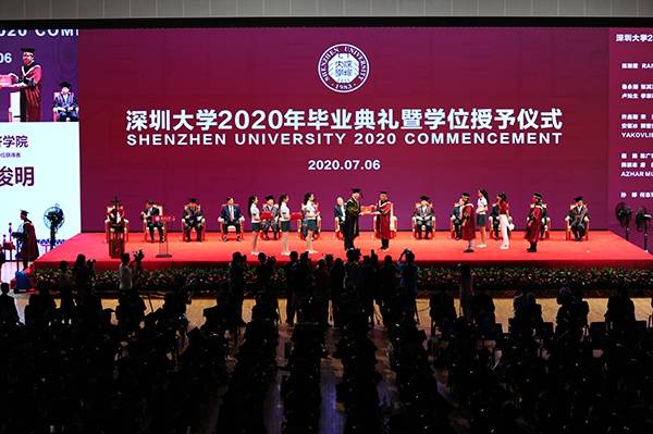 今年深圳大学毕业研究生2334名，毕业本科生5828名。