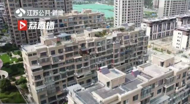 连云港市高新区铂金公馆小区，10栋住宅楼的顶层几乎家家有违建。截屏图