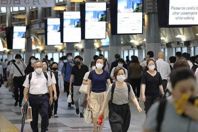 6月30日，日本东京品川车站内，下班时间的通勤人群。新华社图