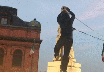 美国巴尔的摩哥伦布像被推倒丢入水中马里兰州州长大怒