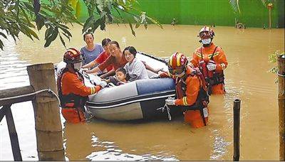 7月5日，云南孟连傣族拉祜族佤族自治县连续强降雨，多名群众被大水围困。接报后，消防人员迅速赶往救援，先后将被困群众转移到安全地带。杨浩羽穆绍康摄影报道（人民视觉）