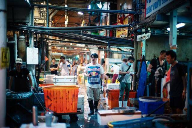 香港仔的海鲜批发市场，兴旺了几十年的时间。