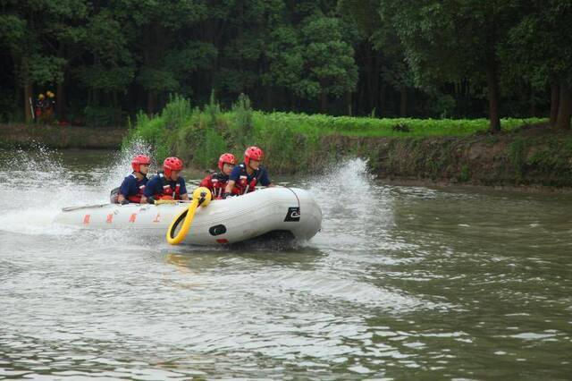 抗洪防汛关键期，上海消防集结228名专业救援力量，随时增援灾区抗洪抢险