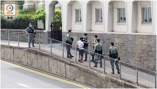 警方在美驻港总领馆附近截查前来“庆祝”人士。图源：香港“东网”
