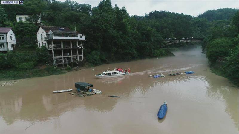 湖南3艘渡船被洪水冲向电站大坝 众人合力抢险