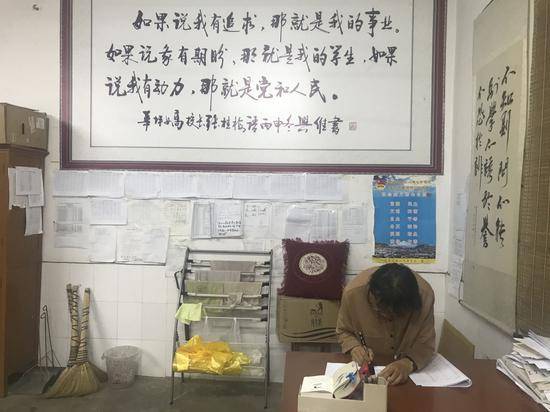 每天早晨查完课，张桂梅返回校长办公室仔细记录。新京报记者王昱倩摄
