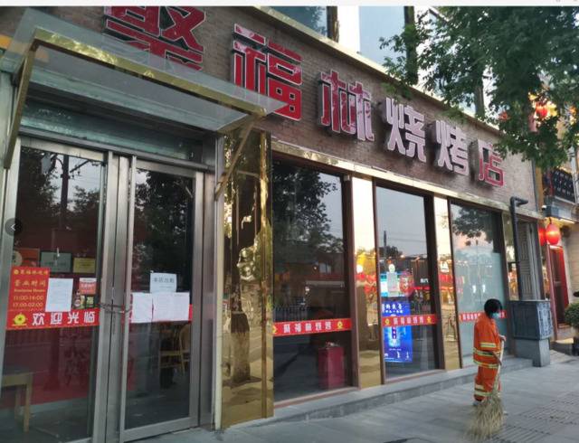 贴着“店铺转让”的簋街门面