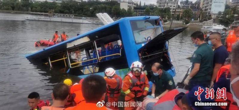 公交车坠湖已致2人遇难，车上有高考生，视频惊险