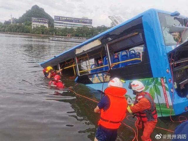 公交车坠湖已致2人遇难，车上有高考生，视频惊险