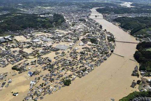 7月4日，日本熊本县人吉市的部分街道被洪水淹没（航拍照片）。新华社/共同社