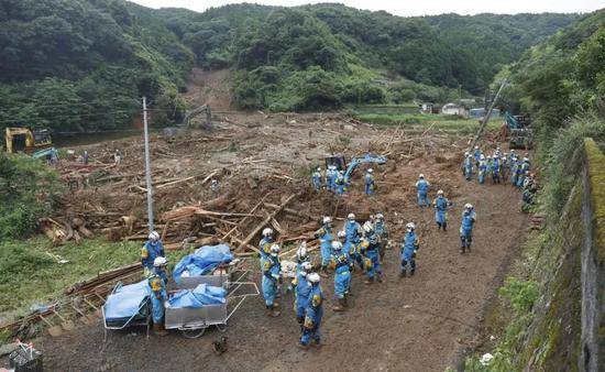 这是7月5日拍摄的日本熊本县津奈木町泥石流受灾现场。新华社/共同社