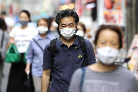 7月5日，在日本东京，人们戴口罩出行。新华社记者杜潇逸摄