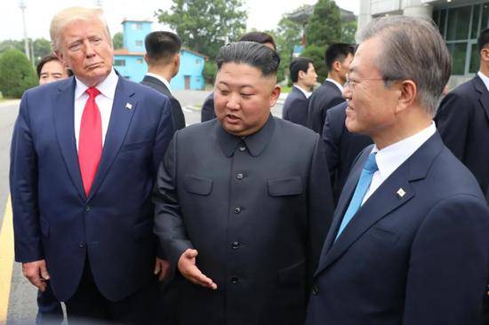 2019年6月30日，在板门店韩方一侧，朝鲜最高领导人金正恩（中）、美国总统特朗普（左）和韩国总统文在寅共同会面。新华社/纽西斯通讯社