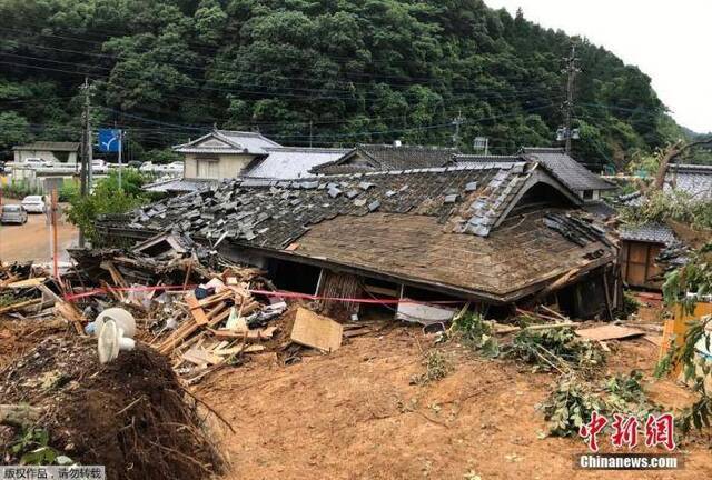 图为当地时间7月5日，熊本县阿什基塔市暴雨引发的山体滑坡后，房屋倒塌。