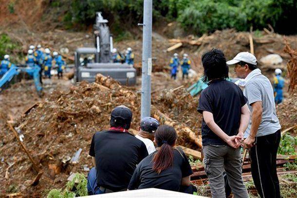 失踪人员亲属在受灾现场盯着救援人员工作（熊本日日新闻）