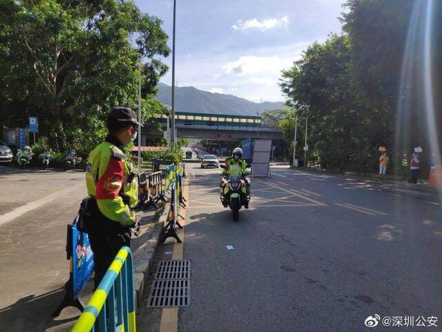 考生准考证落在学校铁骑队员帮忙 老师称准考证遗失