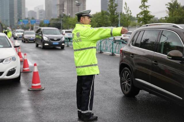 “马大哈”没有缺席……上海一考生忘带安全承诺书，幸好考点有备份