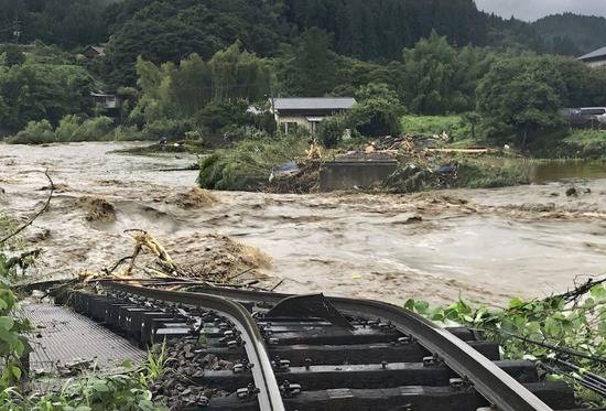 大分县的一座铁路桥被完全冲毁（产经新闻）