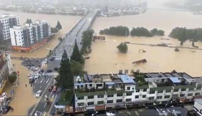 安徽歙县因暴雨调整高考时间 考生：积水到屁股位置 还没出家门