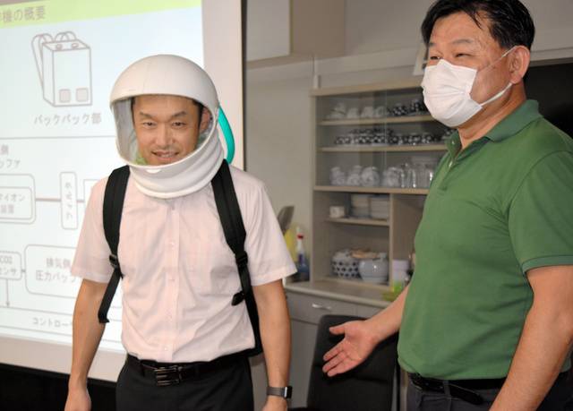 群马大学教授桥本诚司（左）和藤井雄作展示新口罩（朝日新闻）