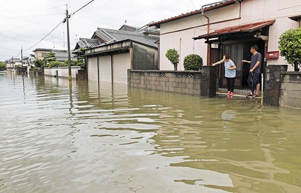 7月7日，日本福冈县大牟田市的住宅区街道被淹。新华社图