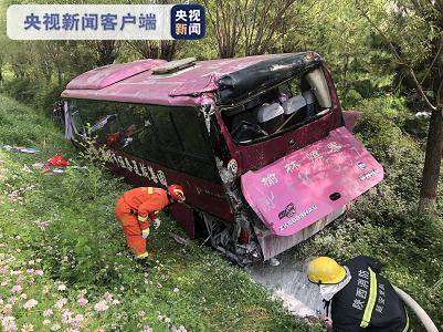 陕西：高速公路客运班车与厢式货车发生碰撞 冲出护栏翻车