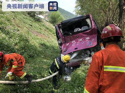 陕西：高速公路客运班车与厢式货车发生碰撞 冲出护栏翻车