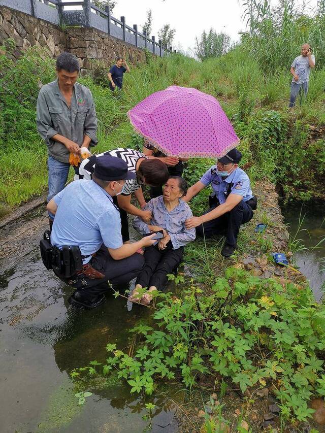 八旬老太落水一小时获救无碍或因昏迷后脸朝上自然浮了起来