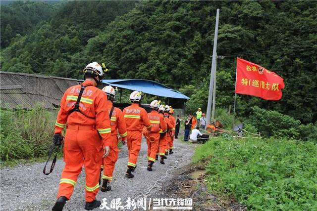 贵州松桃石板村山体滑坡救援现场：被困6人全部救出