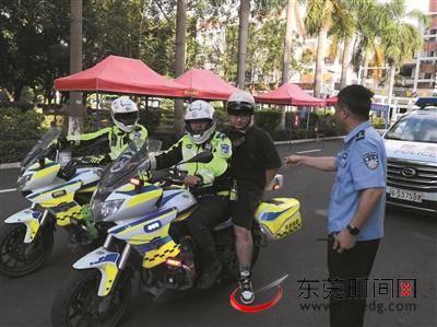 高考首日东莞公安交警帮助遇到各类突发情况的考生40人