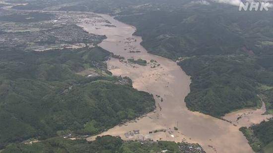 暴雨在九州地区引发洪灾（NHK）