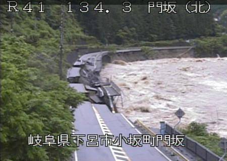 歧阜县的一处公路被冲毁（日本国土交通省）