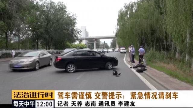 北京昌平：摩托车居然嵌入了轿车车头交警都看楞了