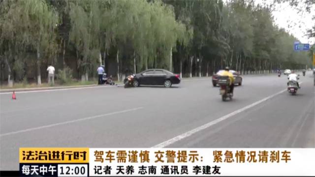 北京昌平：摩托车居然嵌入了轿车车头交警都看楞了