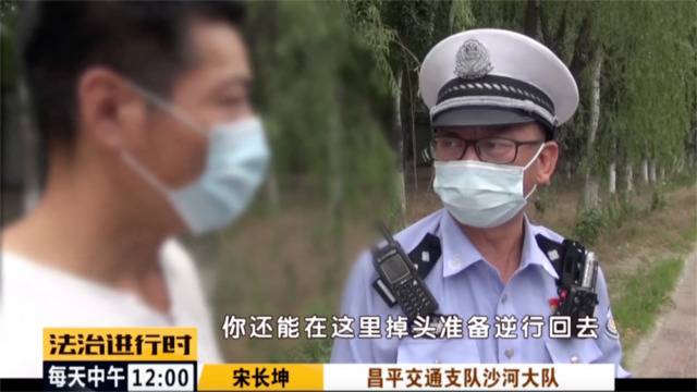 北京昌平：摩托车居然嵌入了轿车车头交警都看楞了