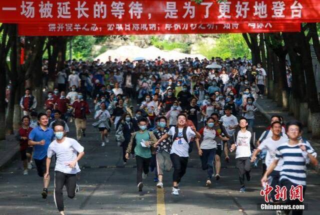 7月8日，在湖北省宜昌市各考点，考生陆续走出考场。经历了7日一整天的雨水，8日宜昌阳光明媚，考生们笑容灿烂。付蓓蓓摄