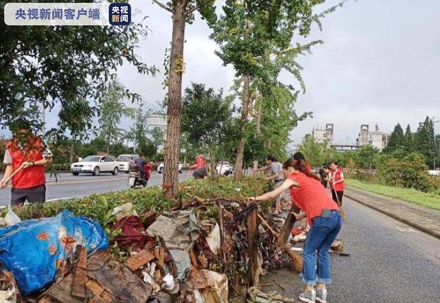 安徽歙县:积水退去灾后清理进行时 公交线路逐步恢复