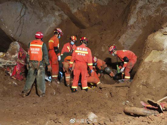 湖北黄梅山体滑坡9人被埋 已搜救出第7、8名被困者