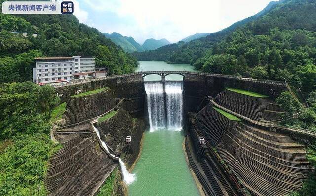 受持续降雨影响 重庆胜天水库开闸泄洪