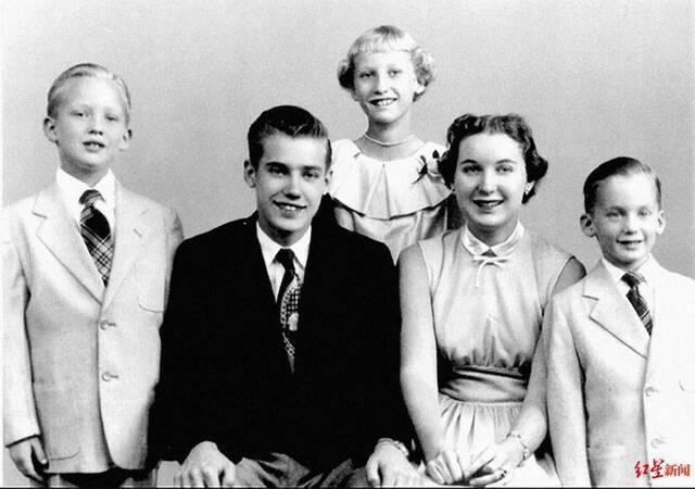 ▲家族旧照，左一为现任美国总统唐纳德·特朗普。图据《太阳报》