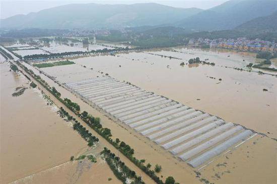 湖北阳新富河发生一处溃口 700余群众已安全辙离