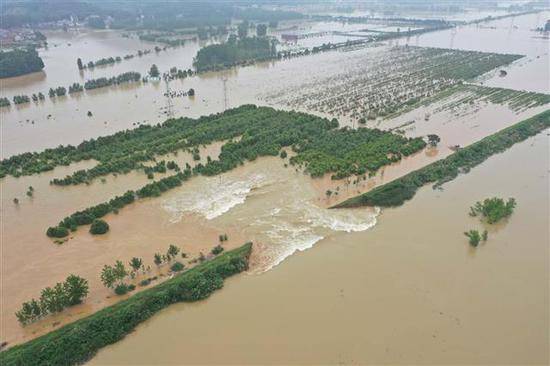 湖北阳新富河发生一处溃口 700余群众已安全辙离