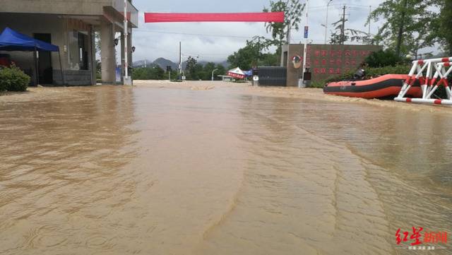 7月7日，歙县二中考点的洪水图据红星新闻