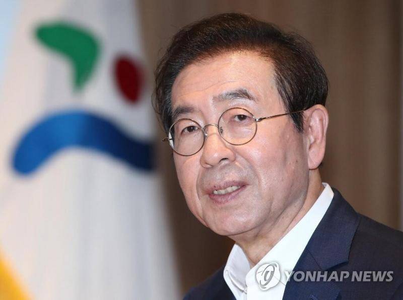 韩媒：首尔市长今天上午背包、戴帽离开官邸