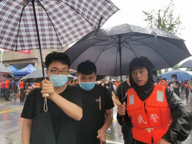 歙县大雨延误送考父亲，隔日完成心愿给女儿喊加油