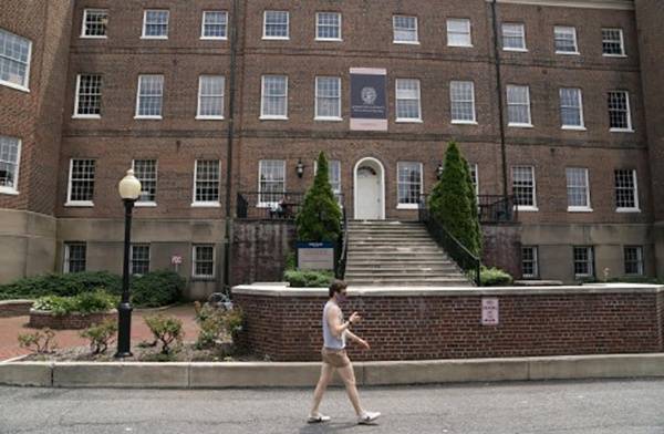 7月7日，一名男子走在美国华盛顿的乔治敦大学校园内。新华社图