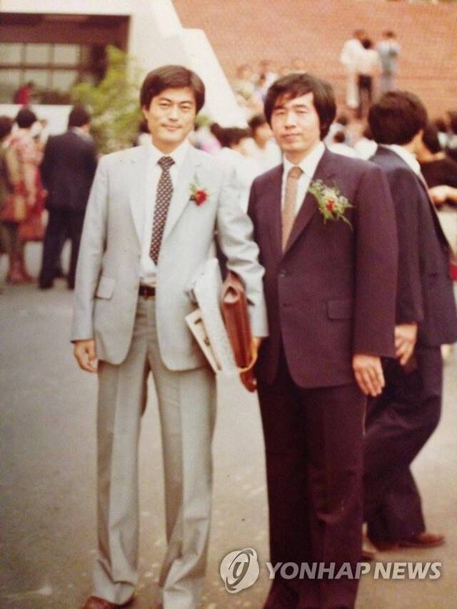 1982年，文在寅与朴元淳从司法研修院毕业。（韩联社）