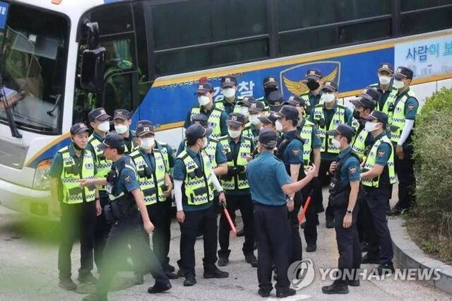 △韩国警方在卧龙公园一带展开搜寻工作